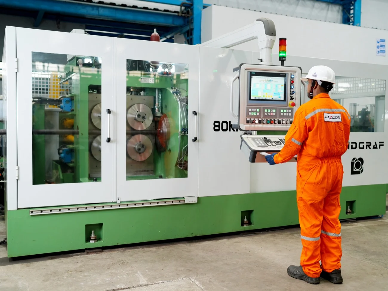 2024: operator at the control panel of the automatic bar peeling line