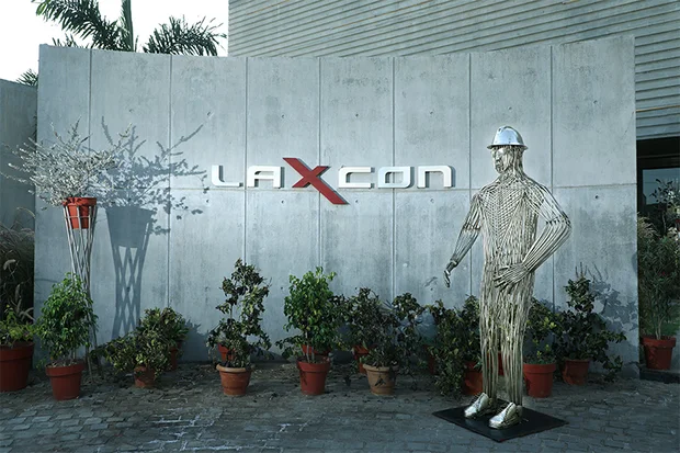 Wire steelworker figure at the Laxcon entrance wall