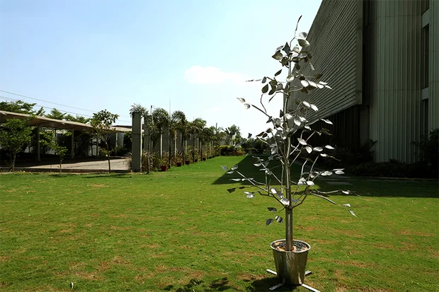 Tree with mirrored stainless steel leaves