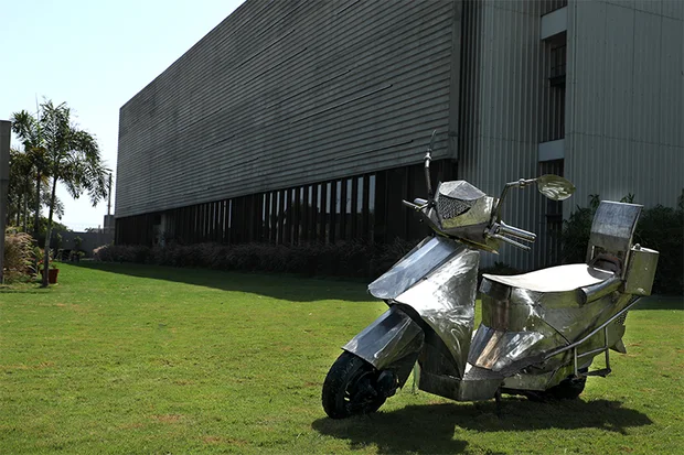 Scooter bodied in stainless steel sheet