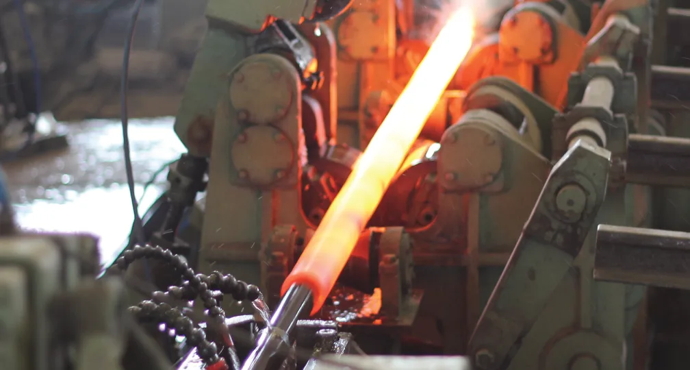 Red-hot hollow shell passing through the seamless tube rolling mill