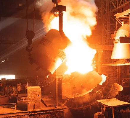 Ladle pour in the steel melting shop